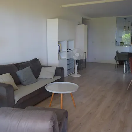 Vue Rez-de-jardin Piscine Apartment *