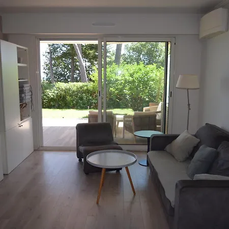 Vue Rez-de-jardin Piscine * Antibes