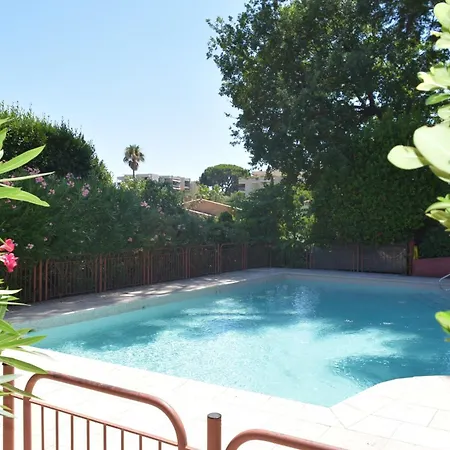 Vue Rez-de-jardin Piscine * Antibes