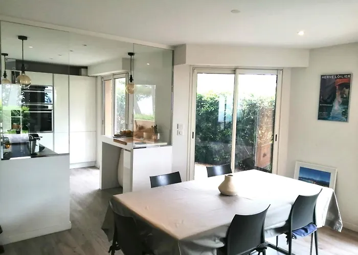 Vue Rez-de-jardin Piscine * Antibes