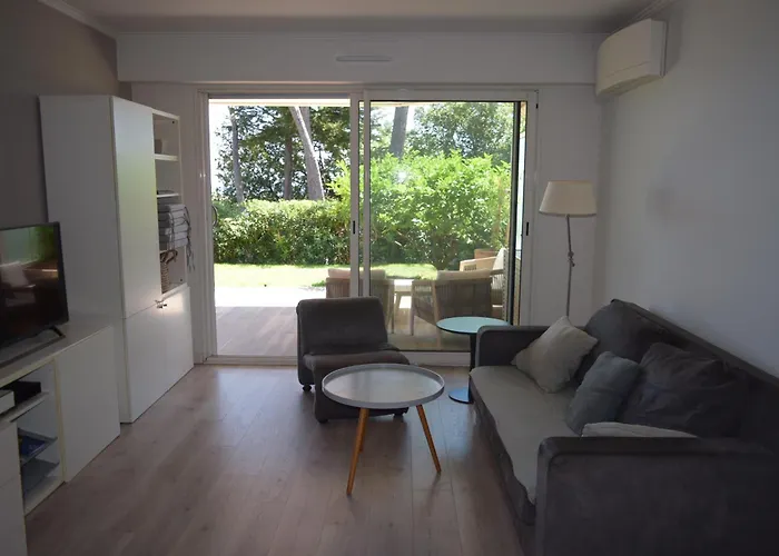 Vue Rez-de-jardin Piscine * Antibes