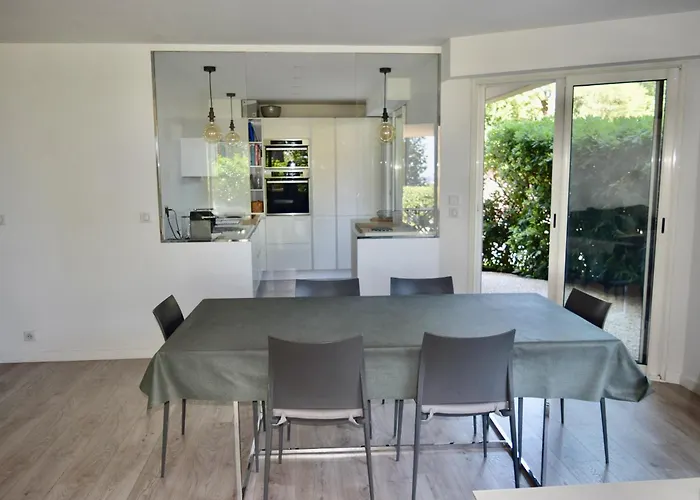 Vue Rez-de-jardin Piscine Apartment